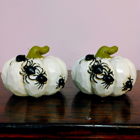 Decorative Pumpkins with spiders - Picture 1 of 6